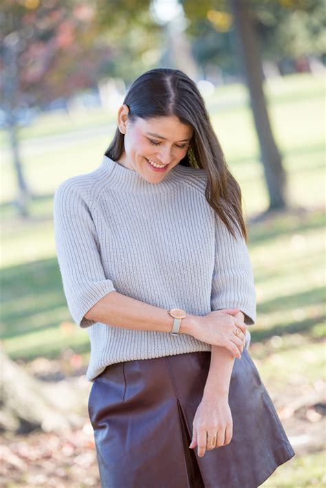 how to tuck sweater into skirt